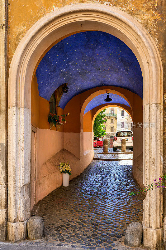 Arco dei Banchi古老的地下通道，位于罗马历史悠久的巴洛克式心脏地带